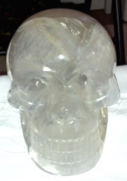 kristallen schedels, meditatie met schedels, draken, stenen, een veld van kristal