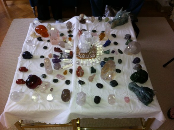 kristallen schedels, meditatie met schedels, draken, stenen, een veld van kristal