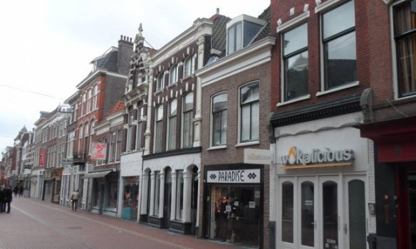 PIZZA, PIZZAKOERIER, bezorgen van izza's, gevaar pizzakoerier, ongelukken met pizzakoerier, brommertje , andre van duin, stuntende pizza koerier, bezorger,  