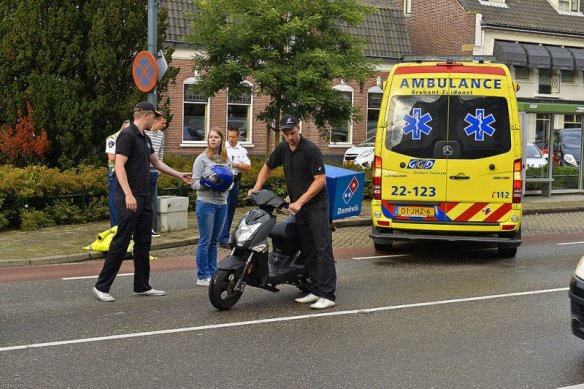 PIZZA, PIZZAKOERIER, bezorgen van izza's, gevaar pizzakoerier, ongelukken met pizzakoerier, brommertje , andre van duin, stuntende pizza koerier, bezorger,  