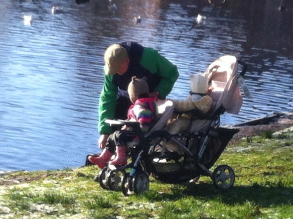 Plantsoen, Leiden, sneeuw, hondjes, man met kinderen, opa met kleinkinderen in kinderwagen, narcissen in de sneeuw, hollands park, kerk, rollen in de sneeuw