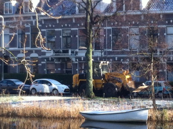 Plantsoen, Leiden, sneeuw, hondjes, man met kinderen, opa met kleinkinderen in kinderwagen, narcissen in de sneeuw, hollands park, kerk, rollen in de sneeuw