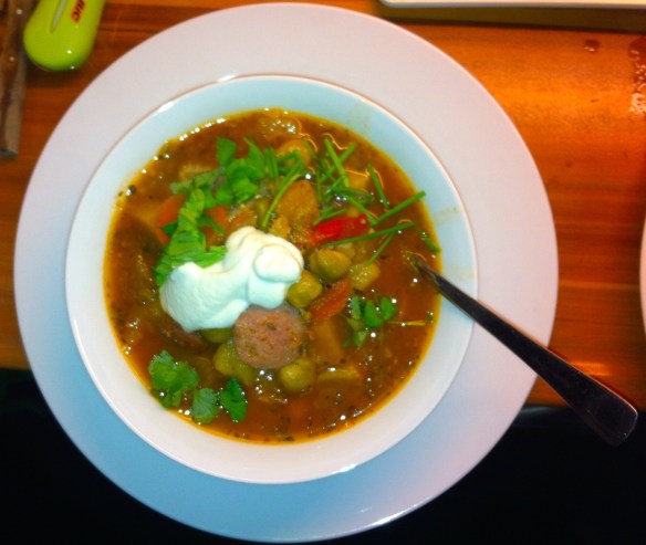 kruidige stoofpot, kruiden, basilicum, bieslook, koriander, groenten, worst