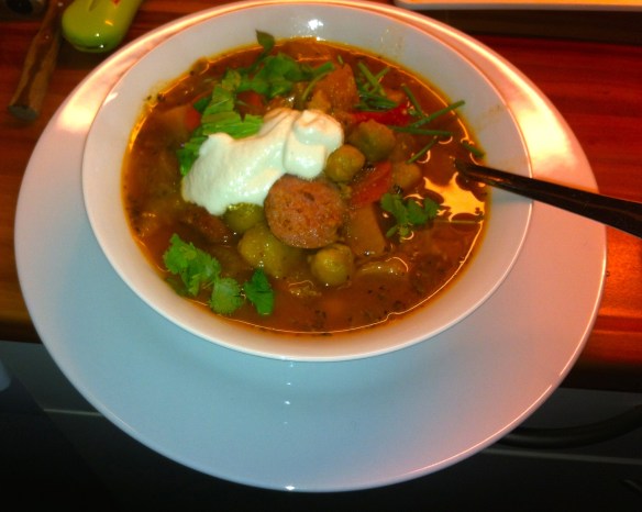 kruidige stoofpot, kruiden, basilicum, bieslook, koriander, groenten, worst