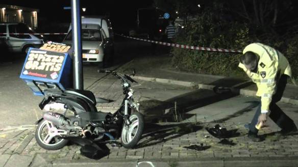 PIZZA, PIZZAKOERIER, bezorgen van izza's, gevaar pizzakoerier, ongelukken met pizzakoerier, brommertje , andre van duin, stuntende pizza koerier, bezorger,  