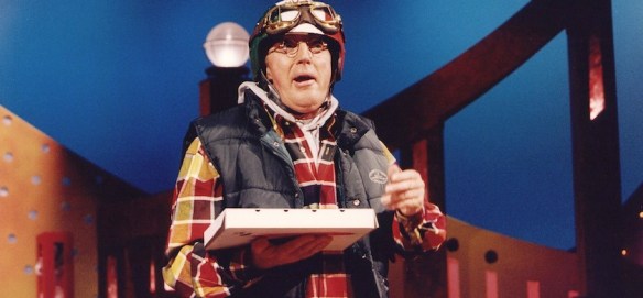 PIZZA, PIZZAKOERIER, bezorgen van izza's, gevaar pizzakoerier, ongelukken met pizzakoerier, brommertje , andre van duin, stuntende pizza koerier, bezorger,  