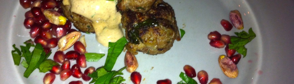 lamsgehaktballetjes, Ottolenghi, met granaatappel, peterselie, pistachenoten, tahinsaus