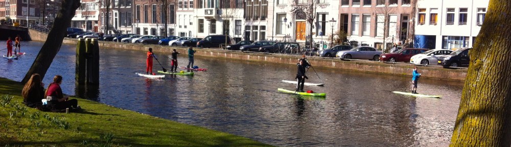 lente, surfers op Amsterdamse grachten, rondvaartboot