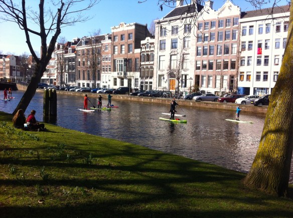 lente, surfers op Amsterdamse grachten, rondvaartboot