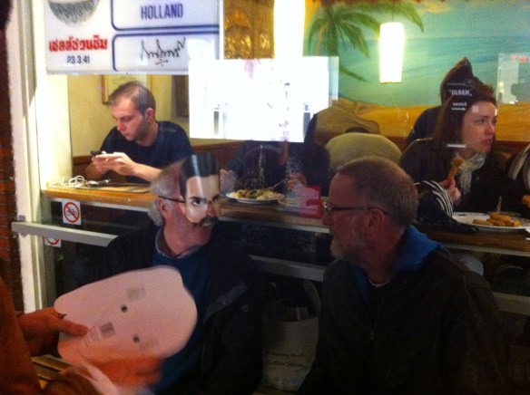 Cowboy pakt de zijne uit de tas man met masker, mannen met masker, Freddy Mercuri, Mick Jagger, man met baard en masker, bril, gemaskerde mannen