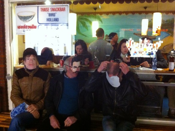 Jaja, rustig aan man met masker, mannen met masker, Freddy Mercuri, Mick Jagger, man met baard en masker, bril, gemaskerde mannen