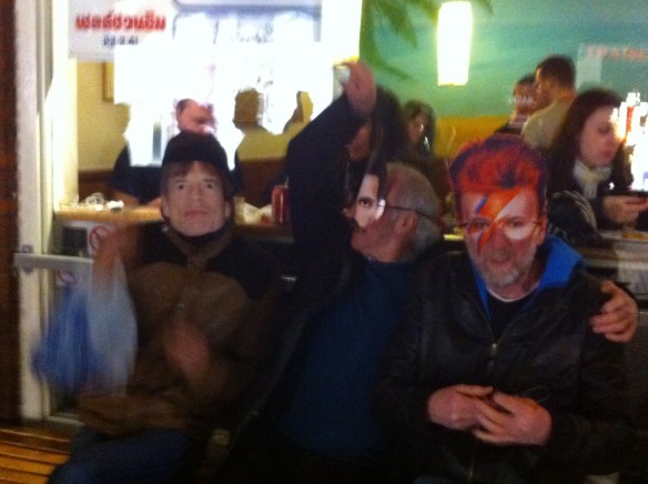 staat je goed hoor, die kop, hele verbetering.... man met masker, mannen met masker, Freddy Mercuri, Mick Jagger, man met baard en masker, bril, gemaskerde mannen