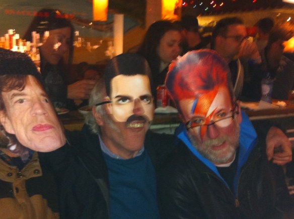 wachtend bij de Thai man met masker, mannen met masker, Freddy Mercuri, Mick Jagger, man met baard en masker, bril, gemaskerde mannen