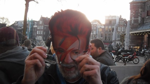 man met masker, mannen met masker, Freddy Mercuri, Mick Jagger, man met baard en masker, bril, gemaskerde mannen