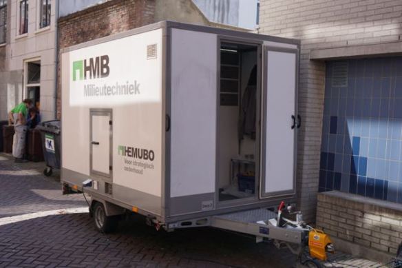 asbestwagen,HEMUBO, milieutechniek, astronaut, verwijderen van asnest, asbest team, man in wit pak, 