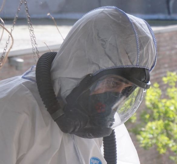 asbestwagen,HEMUBO, milieutechniek, astronaut, verwijderen van asbest, asbest team, man in wit pak, 