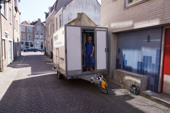 asbestwagen,HEMUBO, milieutechniek, astronaut, verwijderen van asnest, asbest team, man in wit pak, 