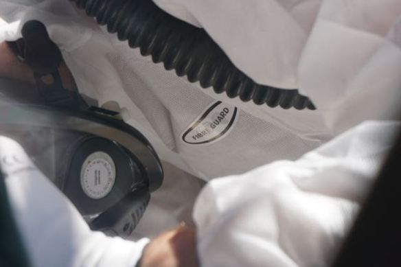 HEMUBO, milieutechniek, astronaut, verwijderen van asbest, asbest team, man in wit pak, 