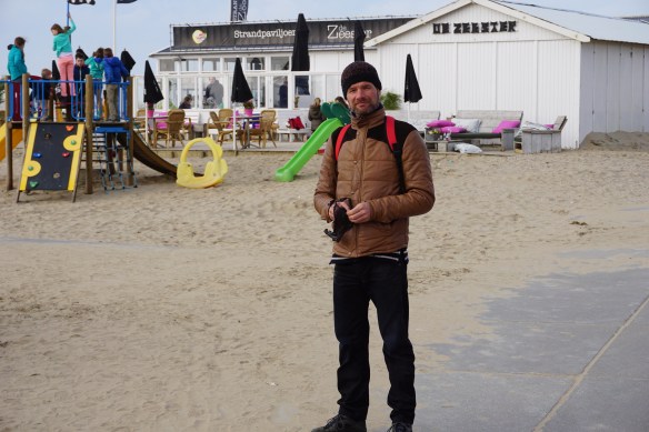 knappe man aan het strand, oprit naar strand, kust, Wassenaarse Slag, hond en man,. balletje gooien,