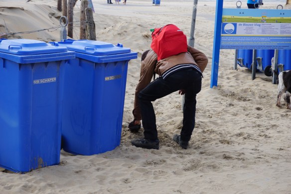 knappe man aan het strand, oprit naar strand, kust, Wassenaarse Slag, hond en man,. balletje gooien, 