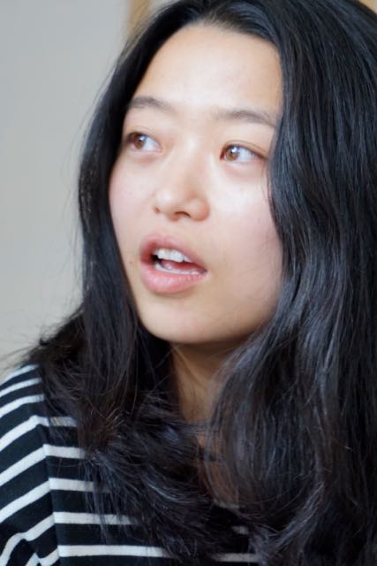 mooi meisje in galerie