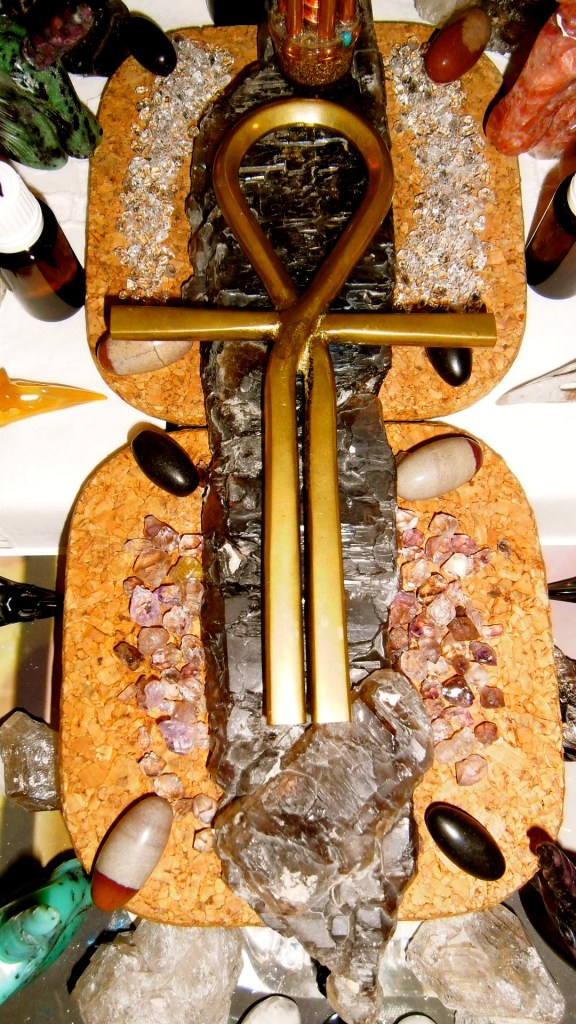 magie, heksenvingers, ET schedelskristallen schedels, veld van schedels, drakenschedels, elfenschedels. ankh