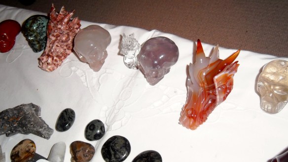 magie, heksenvingers, ET schedelskristallen schedels, veld van schedels, drakenschedels, elfenschedels. ankh