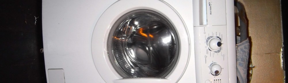 droger met 1 oog, verbaasde wasmachine, geschrokken wasmachine, droger steekt tong uit, groene tong