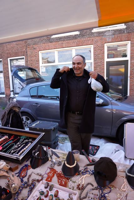 Afghaanse steenhandelaar, marktkoopman, kristallen, Afghaanse stenen en kristallen