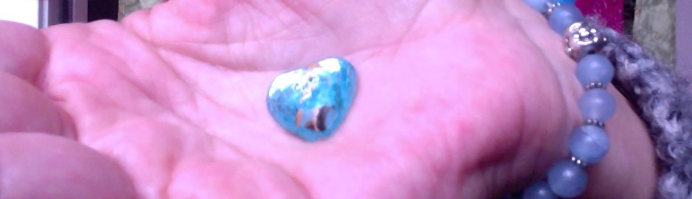 HAND MET HARTJE, GLINSTEREND HART,