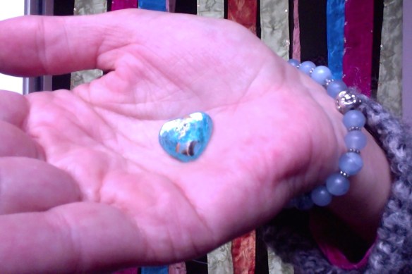 HAND MET HARTJE, GLINSTEREND HART, 