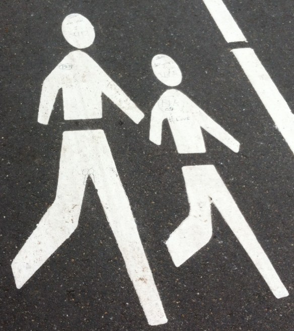 mannetjes  op fietspad, grappige verkeerstekens, gezichtjes op verkeersborden
