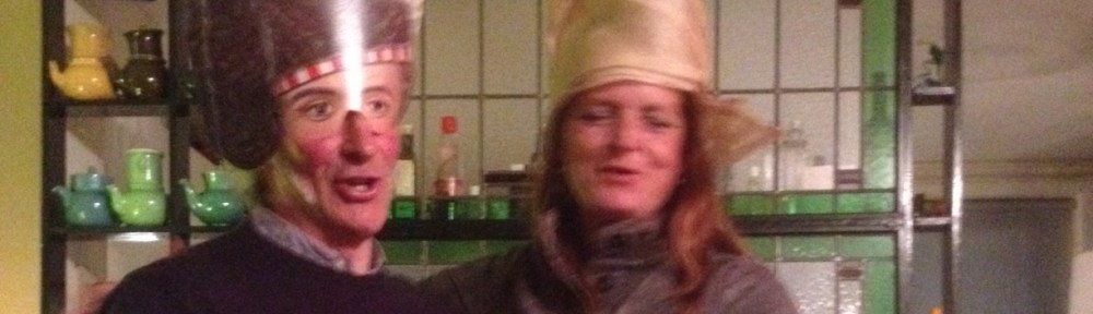 feestende mensen met hoeden en maskers