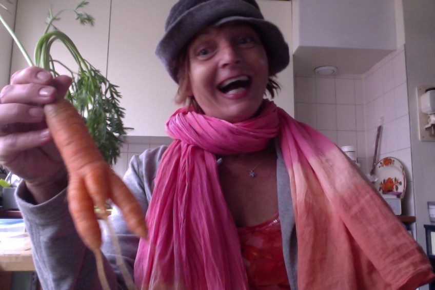 vrouw met penis, wortel lachende vrouw