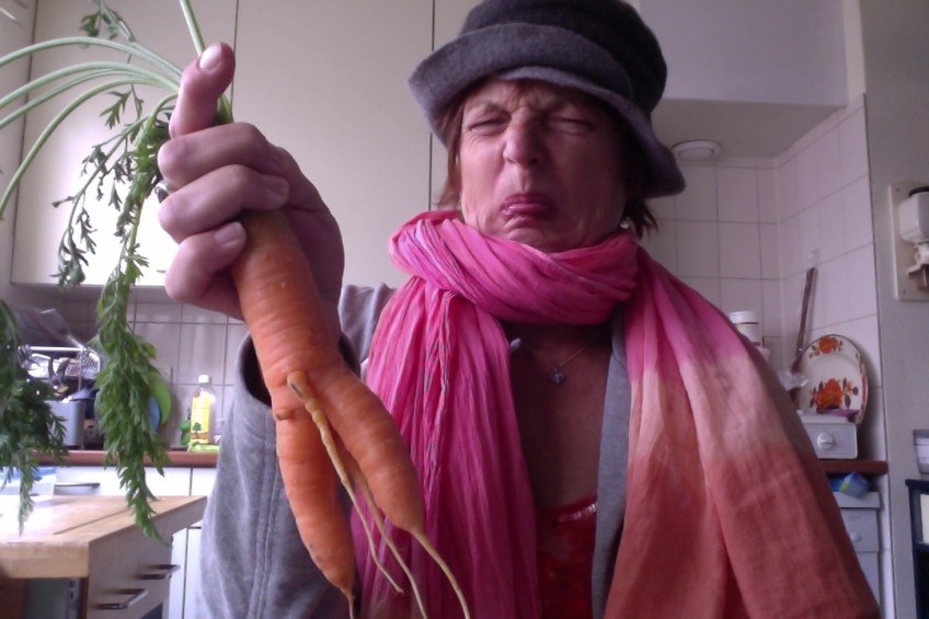 vrouw met penis, wortel ,vies kijkende vrouw