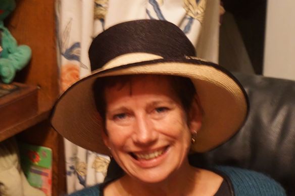 gek doen, toneelspelen, liedje, voordracht, vrienden maken pret, met gekke hoed, masker, 