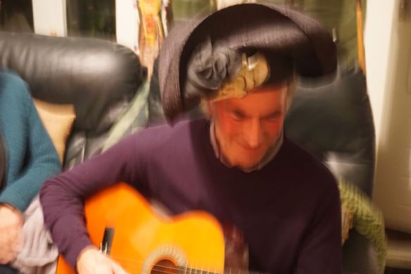 gek doen, toneelspelen, liedje, voordracht, vrienden maken pret, met gekke hoed, masker, 