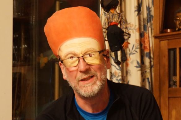 gek doen, toneelspelen, liedje, voordracht, vrienden maken pret, met gekke hoed, masker, 