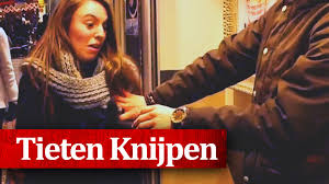 tieten knijpen, billen knijpen,
