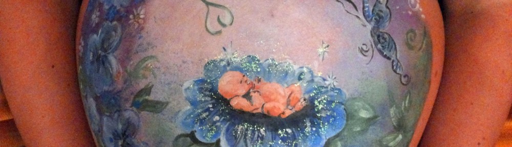 beschilderde zwangere buik