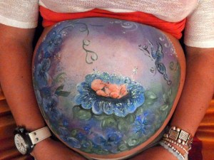 beschilderde zwangere buik