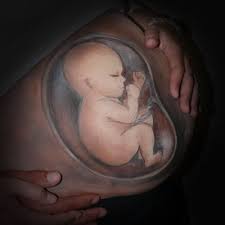 beschilderde zwangere buik