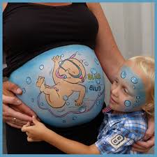 beschilderde zwangere buik