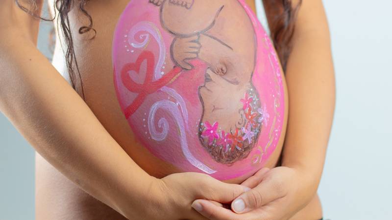 beschilderde zwangere buik