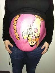 beschilderde zwangere buik