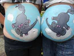 beschilderde zwangere buik