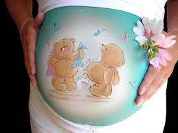 beschilderde zwangere buik