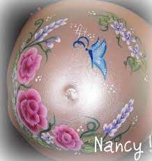 beschilderde zwangere buik