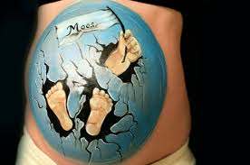 beschilderde zwangere buik