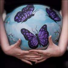 beschilderde zwangere buik